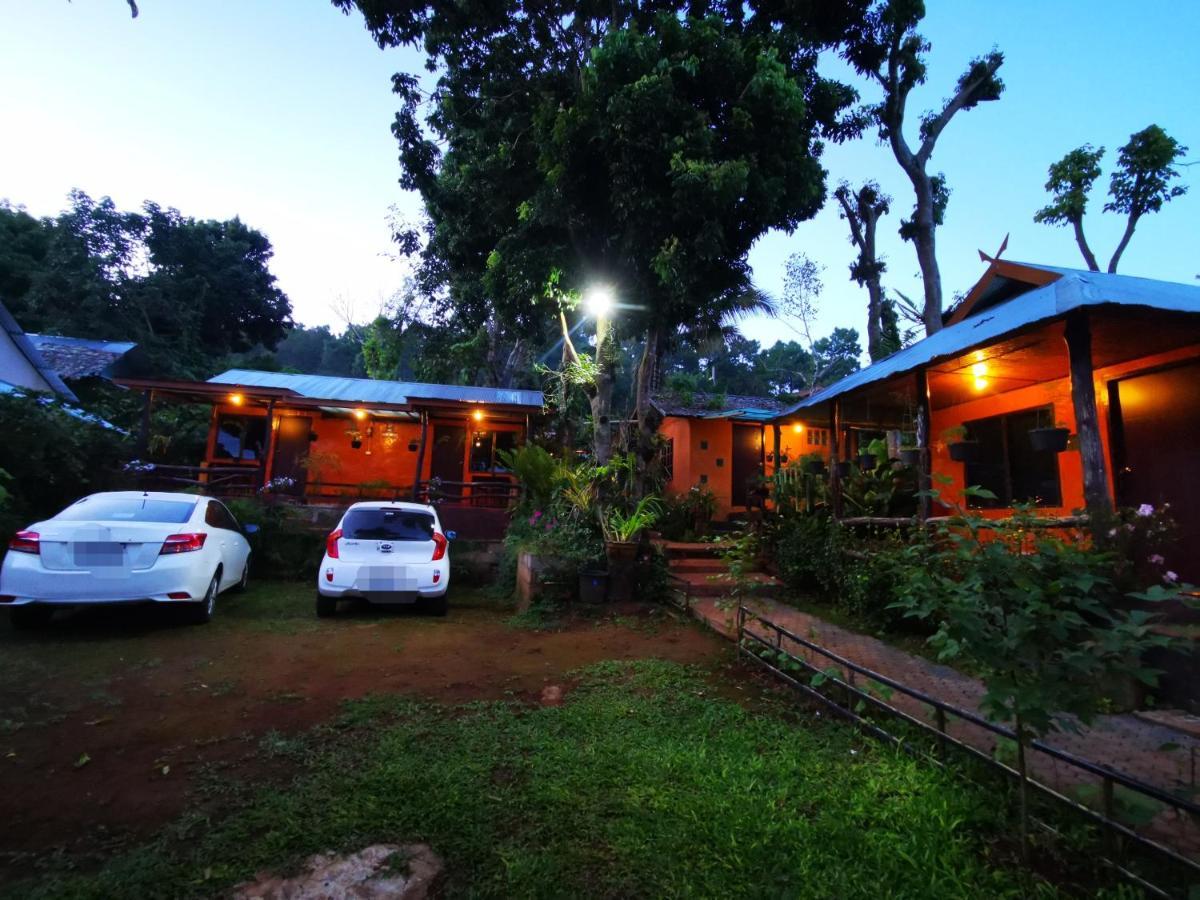 บ้านดินโฮมสเตย์ ปางอุ๋ง Ban Huai Makhuea Som Exterior photo